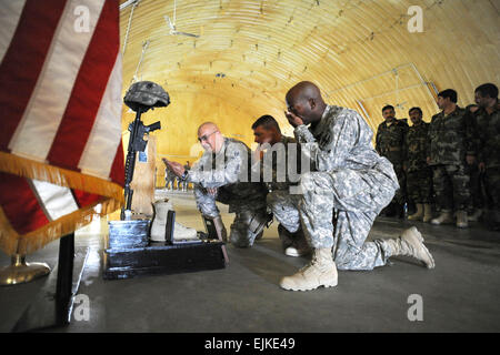 Stati Uniti Soldati dell'esercito della Georgia la guardia nazionale del primo battaglione, XXI Reggimento di Fanteria, pagare i loro aspetti durante una cerimonia commemorativa per il personale Sgt. Alex francese IV a Camp Clark, Afghanistan, Ottobre 4, 2009. Il francese è stato ucciso in azione da una improvvisata dispositivo esplosivo sul Sett. 30, 2009. Stati Uniti Air Force Senior Airman Evelyn Chavez Foto Stock