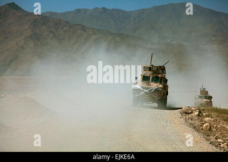 Stati Uniti Esercito RG-31 la mia resistenza agguato veicoli protetti dal Kapisa-Parwan Provincial Reconstruction Team unità in tutta la provincia di Kapisa dell Afganistan durante una missione per valutare lo stato di avanzamento dei diversi progetti di costruzione stradale, Agosto 12, 2009. Foto Stock