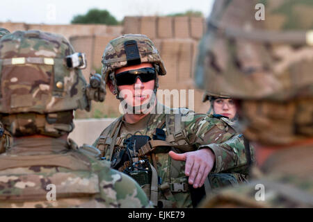 Stati Uniti Esercito 1Lt. Arrio Granum, al centro di un comandante di plotone assegnato al Bravo truppa, 4° Stormo, 9° reggimento di cavalleria, 2° Brigata corazzate contro la squadra, 1° Divisione di cavalleria, mutandine i suoi soldati prima di una presenza patrol intorno a inoltrare una base operativa Fenty nella provincia di Nangarhar, Afghanistan, 22 Agosto, 2013. La mattina era di pattuglia per controllare la sicurezza della base di perimetro e di area di inserimento dei residenti. Stati Uniti Esercito nazionale Guard foto di Sgt. Margaret Taylor Foto Stock