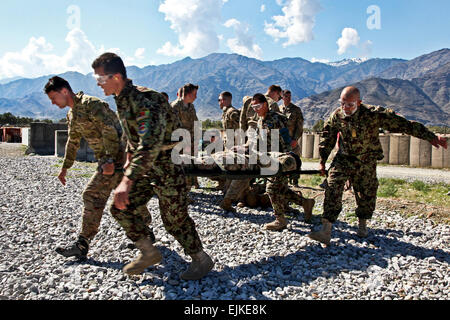 Stati Uniti I soldati assegnati al 2° Battaglione, 327Reggimento di Fanteria, 1° Brigata Team di combattimento, 101st Airborne Division e l esercito nazionale afghano soldati assegnati al 2° Brigata, 201st Corps effettuare una simulazione di incidente da una UH-60 Black Hawk elicottero durante l evacuazione medica formazione a inoltrare una base operativa Joyce, Kunar provincia, Afghanistan, Marzo 25, 2013. Spc. Ryan Hallgarth Foto Stock