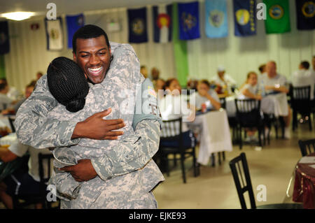 Senior Airman Cody Nobile, 380 Expeditionary forze di sicurezza Squadron, abbracci la sua madre, Sgt. 1. Classe Karen Hickman, U.S. Esercito, il 30 agosto 2009. Nobile non aveva visto la sua mamma in più di un anno quando ha visitato il 380 Aria ala Expeditionary su un illustre visitatore tour. Airman nobile è distribuito da McConnell Air Force Base, Kan. Hickman è distribuito da Camp Robinson, Ark. Mom su una missione, Madre visite distribuito figlio www.dvidshub.net/?script=news/news show.php&amp;id=38284 Foto Stock