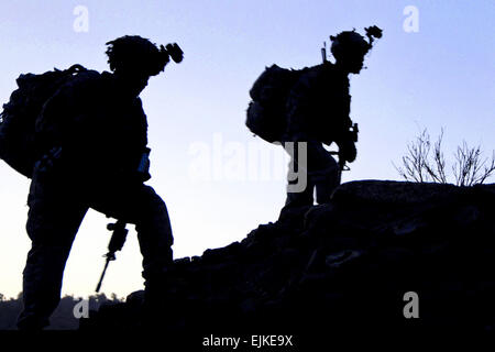 Task Force Currahee bianco da soldati e società, 2° Battaglione, 506th Reggimento di Fanteria, quarta brigata Team di combattimento, 101st Airborne Division, prendere una pausa dal camminare a fianco di una montagna nel distretto di Charbaran qui durante le prime ore del mattino ott. 27. I soldati erano parte della più grande combinati air assault missione quarta brigata Combat Team ha condotto questo anno nella provincia. Stati Uniti Army Spc. Lutero L. Boothe Jr., Task Force Currahee Public Affairs Office Foto Stock