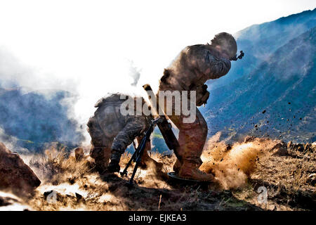 Sgt. Richard A. Darvial e SPC. Corey C. Canterbury fire un mortaio in Afghanistan orientale dic. 11. Darvial e Canterbury sono assegnati alla società B, 2° Battaglione, 327Reggimento di Fanteria. Il personale Sgt. Contrassegnare Burrell. Foto Stock