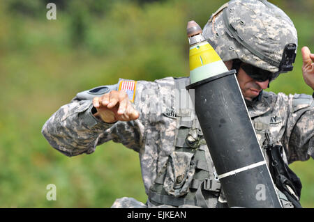 Soldati di Lynchburg-base 1° Battaglione, 116Reggimento di Fanteria, 116vigili del Team di combattimento fire 120 mm colpi di mortaio, Sett. 20, durante la formazione annuale a Fort Pickett. L'aiutante generale della Virginia, il Mag. Gen. Daniel E. Long Jr., pagato le truppe una visita durante il fuoco della missione. Foto Stock