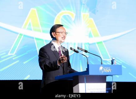 (150328) -- BOAO, 28 marzo 2015 (Xinhua) -- Stato cinese il Consigliere Yang Jiechi assiste alla cerimonia di lancio la cooperazione marittima anno tra la Cina e l'ASEAN tenutasi a margine del 2015 Forum Boao per l'Asia, in Boao, Cina del sud della provincia di Hainan, 28 marzo 2015. La Cina si augura a tutto tondo la cooperazione marittima con l'ASEAN diventerà un modello per la costruzione del XXI secolo Maritime Silk Road, Cinese Consigliere di Stato Yang Jiechi detto qui il sabato. (Xinhua/Ding Lin) Foto Stock