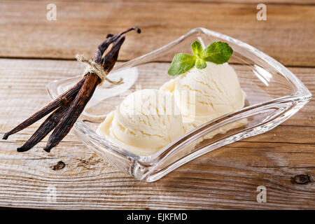 Palla di gelato alla vaniglia su una piastra Foto Stock