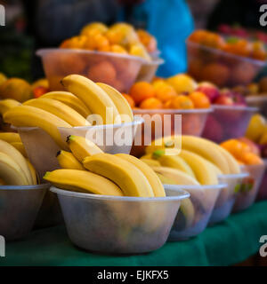 Outdoor mercato agricolo per la vendita di frutta in ciotole. Foto Stock