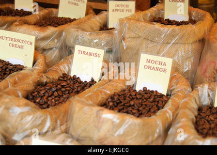 Aromatizzati i chicchi di caffè in sacchetti di Hesse a un mercato in stallo Foto Stock