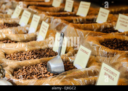 Aromatizzati i chicchi di caffè in sacchetti di Hesse a un mercato in stallo Foto Stock