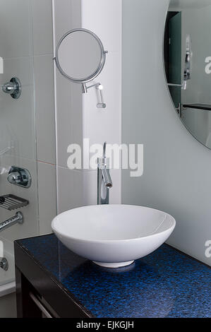 Lavandino bagno specchio recipiente pulito e moderno Foto Stock