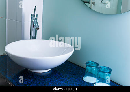 Bagno lavandino rubinetto miscelatore blu in vetro Foto Stock