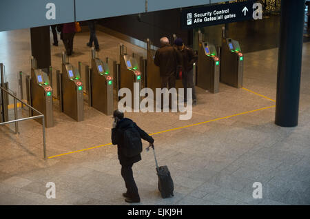 Controllo di sicurezza dei passeggeri, aeroporto di Zurigo Kloten (ZRH) CH Foto Stock