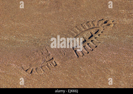 Calzatura impronta sulla sabbia umida consistenza Foto Stock