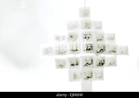 99 nomi di Allah - Al-Aliu. Alta Foto Stock