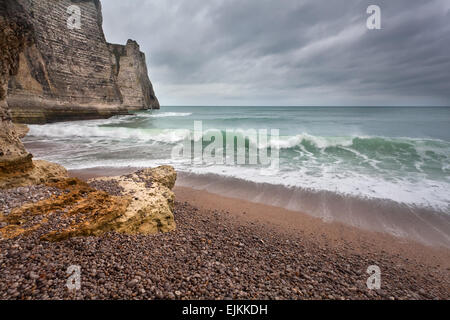 Stormy fosche previsioni sulla costa rocciosa, Etretat, Francia Foto Stock