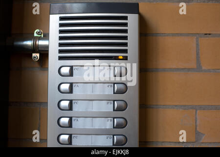 Sistema interfono all'ingresso di un blocco di appartamenti Foto stock -  Alamy