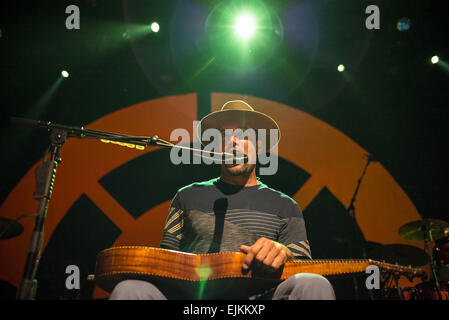 Mar 27, 2015. 28 Mar, 2015. San Francisco, California, Stati Uniti d'America - Ben Harper & i criminali innocenti eseguire live presso il sold-out Fillmore auditorium. © Jerome Brunet/ZUMA filo/Alamy Live News Foto Stock