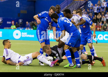 Mar 28, 2015 : Impatto di Montreal portiere Eric Kronberg #22 salta sulla palla durante la prima metà di un gioco di MLS tra la città di Orlando FC e l impatto di Montreal al Montreal Olympic Stadium di Montreal, Quebec, Canada. Philippe Bouchard/Cal Sport Media Foto Stock