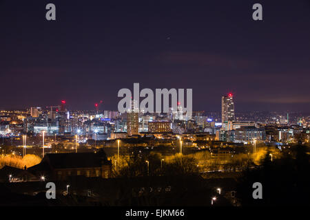 Leeds West Yorkshire Regno Unito. Il 28 marzo 2015. La visualizzazione mostra gli edifici del centro della città in questo settentrionale della città in inglese. Solo un minimo preavviso sembrava essere preso di Earth Hour, luci tuttavia sono stati osservati sono stati estinti in alcuni locali. Credito: Ian Wray. Alamy live news. Foto Stock