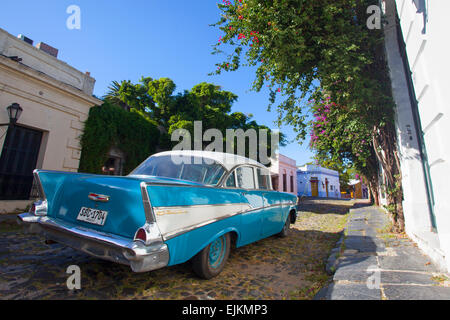 Auto d'epoca nel quartiere storico di Colonia del Sacramento, Uruguay. Foto Stock