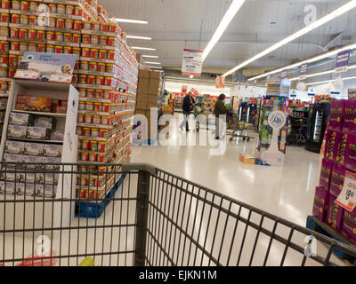 Vista di un supermercato da un carrello della spesa. Foto Stock