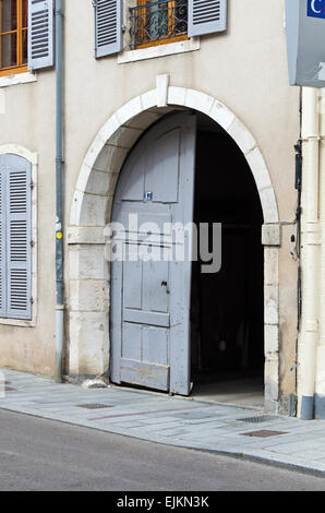 Un pittoresco porta nella città di Chagny, Saône et Loire, Borgogna, Francia. Foto Stock