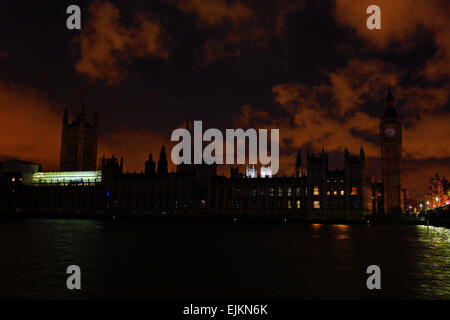 Londra, Regno Unito. Il 28 marzo 2015. Le luci di posizione spente sul Big Ben e le Camere del Parlamento durante EARTH HOUR 2015 a Londra, Inghilterra Credito: Paul Brown/Alamy Live News Foto Stock