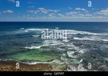 Spiaggia bluff view e crashing surf lungo la Mahaulepu Heritage Trail vicino a Poipu Beach, Kauai, Hawaii Foto Stock