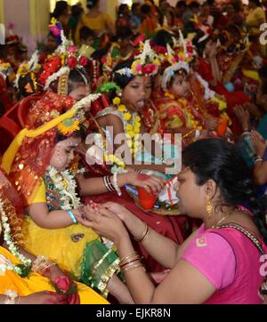 Kolkata, India. 28 Mar, 2015. Devoti Indù adorano le ragazze giovani durante la Kumari puja a Adyapith in Nord 24 Parganas nel Bengala occidentale. Ogni anno una bambina è selezionato per Kumari Puja, un rituale eseguito nel giorno ottavo durante la durga puja. La ragazza è considerata come incarnazione della dea Durga. Credito: Bhaskar Mallick/Pacific Press/Alamy Live News Foto Stock