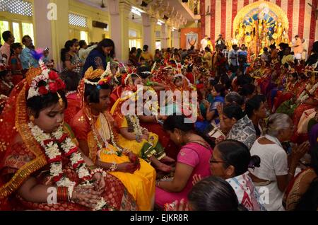 Kolkata, India. 28 Mar, 2015. Devoti Indù adorano le ragazze giovani durante la Kumari puja a Adyapith in Nord 24 Parganas nel Bengala occidentale. Ogni anno una bambina è selezionato per Kumari Puja, un rituale eseguito nel giorno ottavo durante la durga puja. La ragazza è considerata come incarnazione della dea Durga. Credito: Bhaskar Mallick/Pacific Press/Alamy Live News Foto Stock