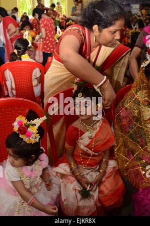 Kolkata, India. 28 Mar, 2015. Devoti Indù adorano le ragazze giovani durante la Kumari puja a Adyapith in Nord 24 Parganas nel Bengala occidentale. Ogni anno una bambina è selezionato per Kumari Puja, un rituale eseguito nel giorno ottavo durante la durga puja. La ragazza è considerata come incarnazione della dea Durga. Credito: Bhaskar Mallick/Pacific Press/Alamy Live News Foto Stock