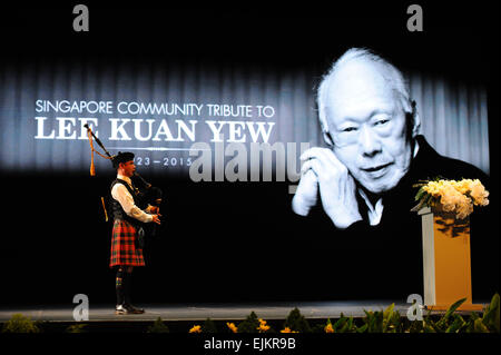 Pechino, Cina. 27 Mar, 2015. Un bagpiper riproduce una melodia durante una riunione commemorativa per Singapore il padre fondatore della Lee Kuan Yew Marzo 27, 2015. © poi Chih Wey/Xinhua/Alamy Live News Foto Stock