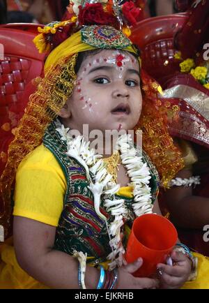 Kolkata, India. 28 Mar, 2015. Devoti Indù adorano le ragazze giovani durante la Kumari puja a Adyapith in Nord 24 Parganas nel Bengala occidentale. Ogni anno una bambina è selezionato per Kumari Puja, un rituale eseguito nel giorno ottavo durante la durga puja. La ragazza è considerata come incarnazione della dea Durga. Credito: Bhaskar Mallick/Pacific Press/Alamy Live News Foto Stock