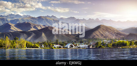 Vista Ruh Ordo complesso culturale vicino Issyk Kul lago a montagne in background Cholpon Ata, Kirghizistan Foto Stock