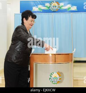 Tashkent, Uzbekistan. 29 Mar, 2015. Una donna getta il suo voto al n. 76 stazione di polling a Tashkent, capitale dell'Uzbekistan, il 29 marzo 2015. Il voto per le elezioni presidenziali dell Uzbekistan ha iniziato domenica. Secondo la Commissione elettorale centrale, oltre 20 milioni di elettori registrati avrebbe gettato i loro voti a oltre 9000 stazioni di polling impostato in tutti i 14 distretti amministrativi di Uzbekistan, come pure nei paesi esteri. © Sadat/Xinhua/Alamy Live News Foto Stock