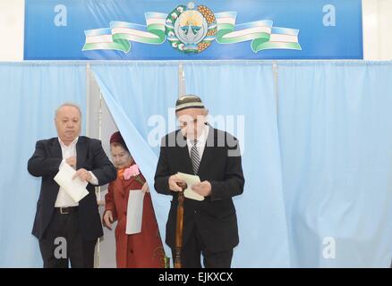 Tashkent, Uzbekistan. 29 Mar, 2015. Preparare gli elettori a votare al n. 76 stazione di polling a Tashkent, capitale dell'Uzbekistan, il 29 marzo 2015. Il voto per le elezioni presidenziali dell Uzbekistan ha iniziato domenica. Secondo la Commissione elettorale centrale, oltre 20 milioni di elettori registrati avrebbe gettato i loro voti a oltre 9000 stazioni di polling impostato in tutti i 14 distretti amministrativi di Uzbekistan, come pure nei paesi esteri. © Sadat/Xinhua/Alamy Live News Foto Stock