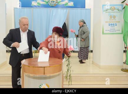 Tashkent, Uzbekistan. 29 Mar, 2015. Gli elettori votare al n. 76 stazione di polling a Tashkent, capitale dell'Uzbekistan, il 29 marzo 2015. Il voto per le elezioni presidenziali dell Uzbekistan ha iniziato domenica. Secondo la Commissione elettorale centrale, oltre 20 milioni di elettori registrati avrebbe gettato i loro voti a oltre 9000 stazioni di polling impostato in tutti i 14 distretti amministrativi di Uzbekistan, come pure nei paesi esteri. © Sadat/Xinhua/Alamy Live News Foto Stock