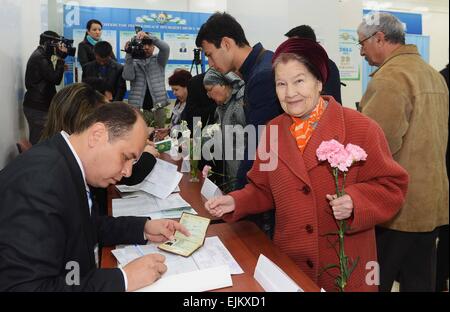 Tashkent, Uzbekistan. 29 Mar, 2015. Gli elettori registrati al n. 76 stazione di polling a Tashkent, capitale dell'Uzbekistan, il 29 marzo 2015. Il voto per le elezioni presidenziali dell Uzbekistan ha iniziato domenica. Secondo la Commissione elettorale centrale, oltre 20 milioni di elettori registrati avrebbe gettato i loro voti a oltre 9000 stazioni di polling impostato in tutti i 14 distretti amministrativi di Uzbekistan, come pure nei paesi esteri. © Sadat/Xinhua/Alamy Live News Foto Stock