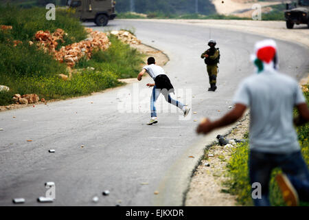 La Palestina. 28 Mar, 2015. scontri a seguito di una manifestazione di protesta per la marcatura del giorno di terra, in Cisgiordania villaggio di Nabi Saleh vicino a Ramallah Marzo 28, 2015. Palestinesi segna il giorno di terra il 30 marzo la commemorazione annuale di proteste in 1976 contro Israele la stanziamento di arabo-terreni di proprietà in Galilea. Credito: Muhesen Amren/Pacific Press/Alamy Live News Foto Stock