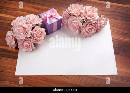 Il messaggio di saluto della scheda in bianco con rose e regalo Foto Stock