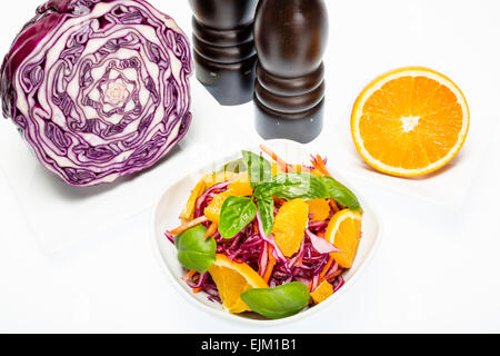 Insalata di cavolo rosso, arancione e carote Foto Stock