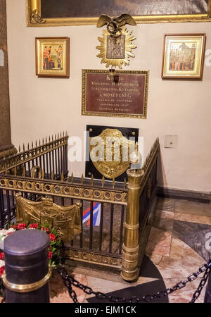 ST. PETERSBURG, Russia - Agosto 9, 2014: la tomba del maresciallo di campo Mikhail Kutuzòv nella Cattedrale di Kazan Foto Stock