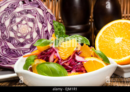 Insalata di cavolo rosso, arancione e carote Foto Stock