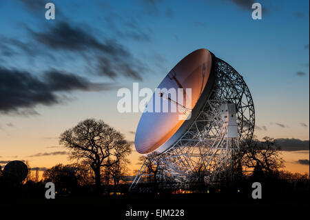 Il Gigante Mk 1un radiotelescopio di Jodrell Bank di notte, vicino a Holmes Chapel, Cheshire, Inghilterra, Regno Unito Foto Stock