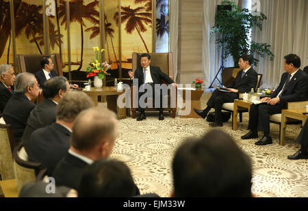 Boao, cinese della provincia di Hainan. 29 Mar, 2015. Il presidente cinese Xi Jinping(C) incontra i membri del Forum Boao per l Asia cda di Boao, Cina del sud della provincia di Hainan, Marzo 29, 2015. © Ma Zhancheng/Xinhua/Alamy Live News Foto Stock