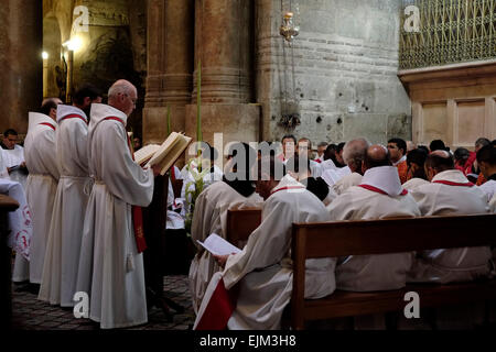 Israele Gerusalemme, 29 marzo. Cattolica romana messa solenne nella chiesa del Santo Sepolcro, tradizionalmente creduto da molti come il luogo della crocifissione e la sepoltura di Gesù Cristo, durante la Domenica delle Palme a Gerusalemme la città vecchia, domenica 29 marzo, 2015. Domenica delle Palme segni per i cristiani Gesù Cristo lâ entrata in Gerusalemme quando i suoi seguaci di cui rami di palma nel suo percorso, prima della sua crocifissione. Credito: Eddie Gerald/Alamy Live News Foto Stock