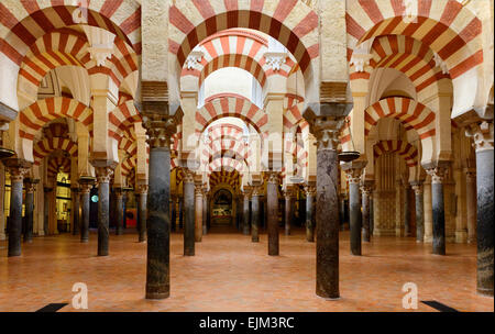 Archi moreschi nella Moschea Cattedrale di Cordoba / Mezquita interno Foto Stock