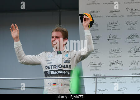 Sepang, Malesia. 29 Mar, 2015. Driver Mercedes Nico Rosberg (R) della Repubblica federale di Germania le onde dopo il malese di FORMULA ONE Grand Prix a Sepang, in Malesia, 29 marzo 2015. Credito: Chong Voon Chung/Xinhua/Alamy Live News Foto Stock