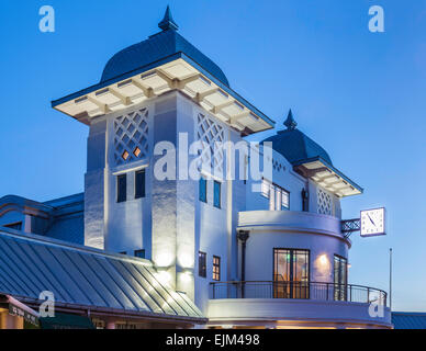 Vista serale illuminata dei piani superiori dell'edificio della Pierhead del molo di Penarth, molo dell'anno 2014 Foto Stock