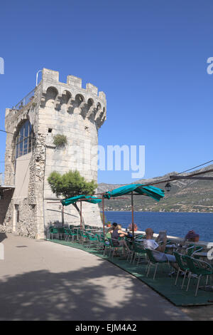 Pranzo nella vecchia città di Korcula Aria Aperta Cafe korcula croazia passeggiata pedonale, Setaliste Petra. Torre delle mura della citta'. Foto Stock